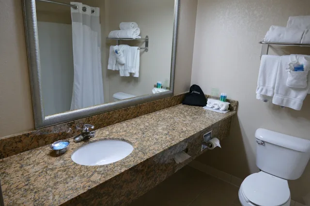 غرفة قياسية بسرير كينج، Holiday Inn Express Greensburg 2/2