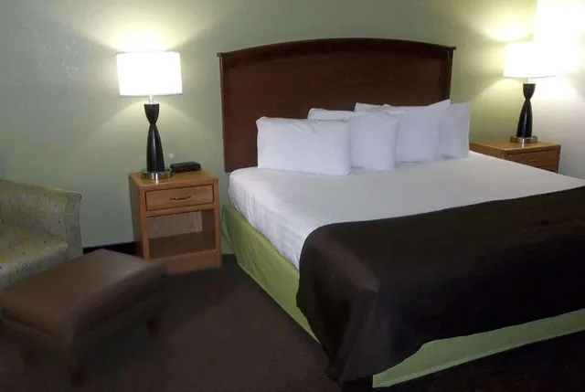 جناح عائلي بسرير كينج وسريرين كوين بغرفتي نوم، AmericInn by Wyndham Grand Rapids 1/1
