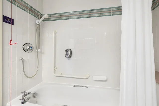 غرفة بسرير كينج مع أريكة، Days Inn by Wyndham Lockerbie Annandale Water 6/6