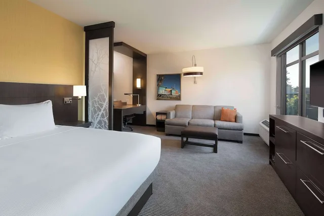 غرفة بسرير كينج مع أريكة في طابق مرتفع، Hyatt Place Santa Cruz 1/6