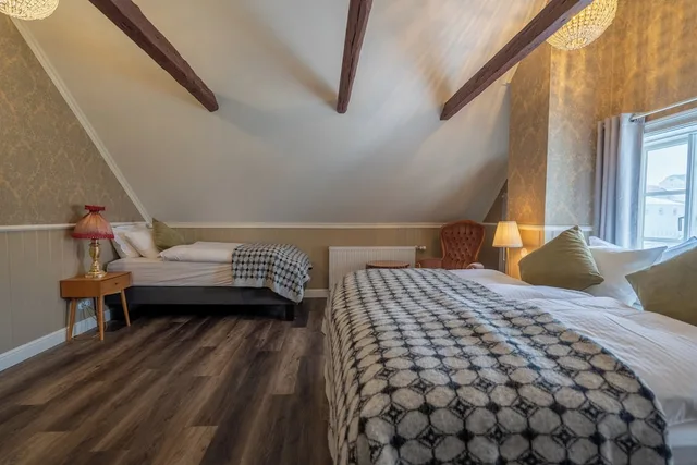 شقة بسرير كينج وسرير فردي بشرفة بإطلالة مع أريكة، Hotel Blanda 2/9