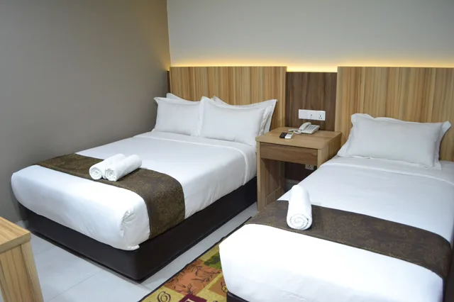 Deluxe, Triple, 1 Double and 1 Single Bed, Eazy Hotel at Ampang 2/4
