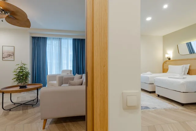 جناح كلاسيكي بسرير كينج مع أريكة، MiraMar Luxury Residences 2/3
