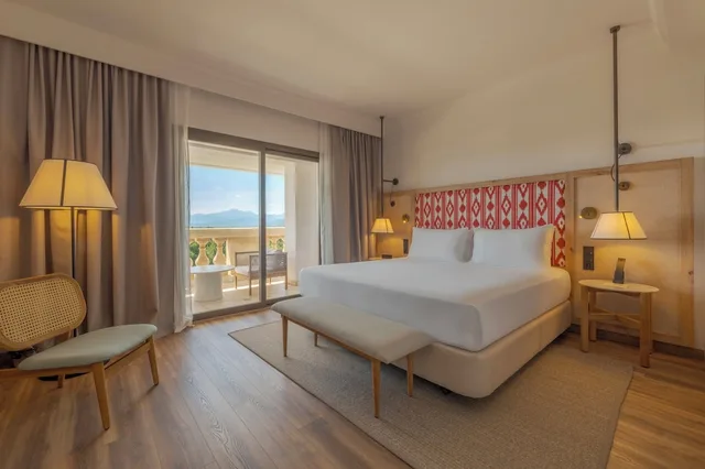 جناح بسرير كينج بغرفة نوم واحدة مع أريكة، Sarena de Muro Resort Mallorca part of Destination by Hyatt 1/10