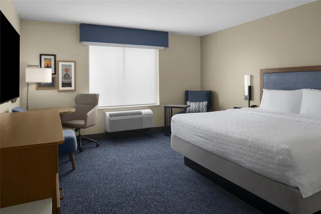 غرفة بسرير كينج بحوض استحمام لذوي الإعاقة، Hampton Inn & Suites by Hilton Long Island Farmingdale 1/2