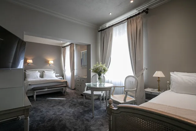 جناح جونيور، Grand Hotel Bristol 4/8