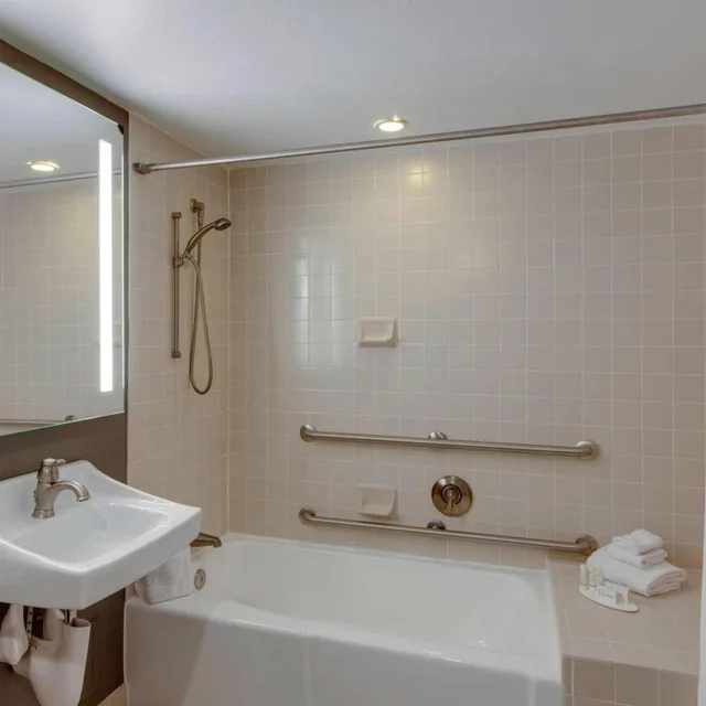 غرفة بسرير كينج بحوض استحمام في طابق مرتفع لذوي الإعاقة، COURTYARD BY MARRIOTT LOGAN AIRPORT 3/7