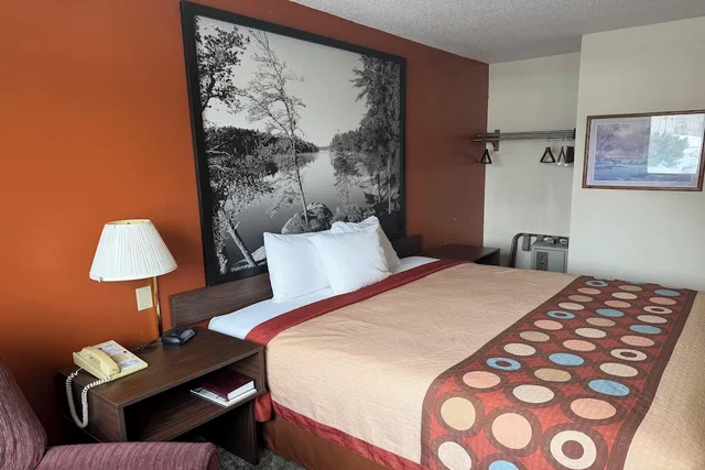 غرفة بسرير كينج، Iron Mountain Inn & Suites MI US 2 2/3