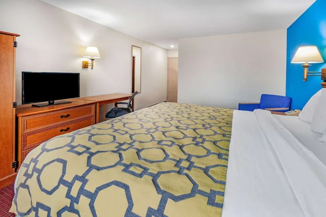 Room, King Bed, Baymont by Wyndham Perrysburg/Toledo 3/8