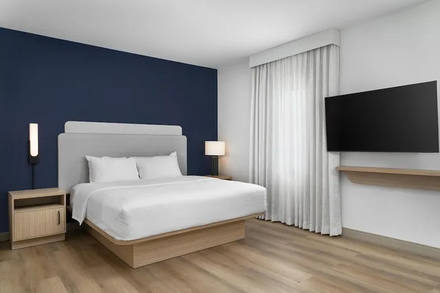 استوديو بسرير كينج مع أريكة بمطبخ صغير لذوي الإعاقة، Hampton Inn New Smyrna Beach 2/9