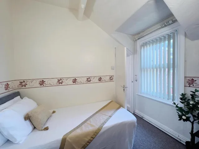 3 Rooms, Family, 1 Double and 1 Single Bed، OYO Lily Hotel Blackpool 1/5