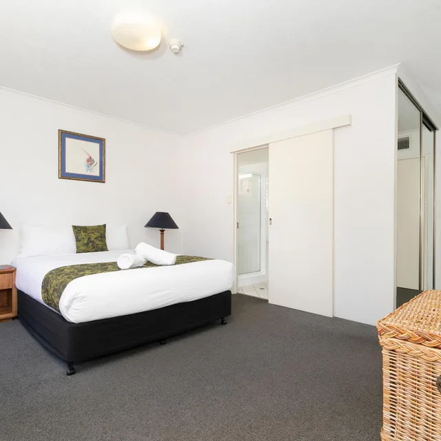 2 Bedroom Budget Apartment, Astor Apartments 3/10