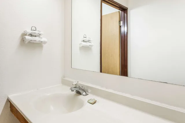 غرفة بسريرين مزدوجين، Super 8 By Wyndham Sterling Heights/Detroit Area 6/6