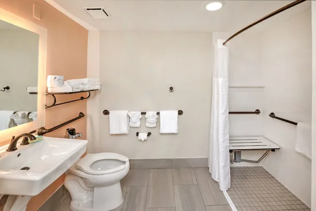 غرفة قياسية بسريرين كوين بمطبخ لذوي الإعاقة، Bahama House 3/4