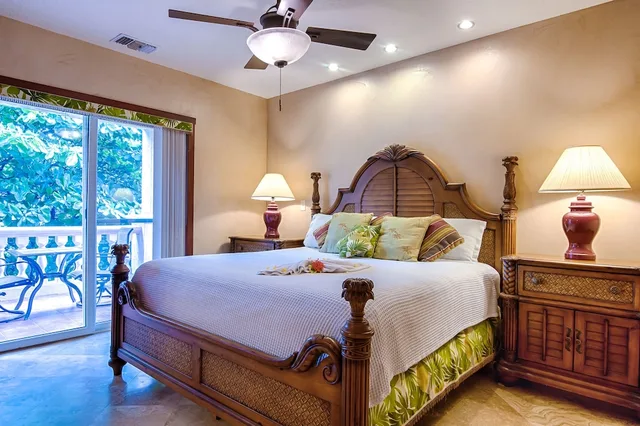 غرفة بسرير كينج بإطلالة على المسبح بغرفة نوم واحدة مع أريكة، Infinity Bay Beach Resort 1/3
