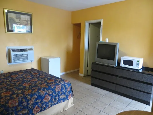 غرفة قياسية بسرير كوين، Travel Inn & Suites 1/4