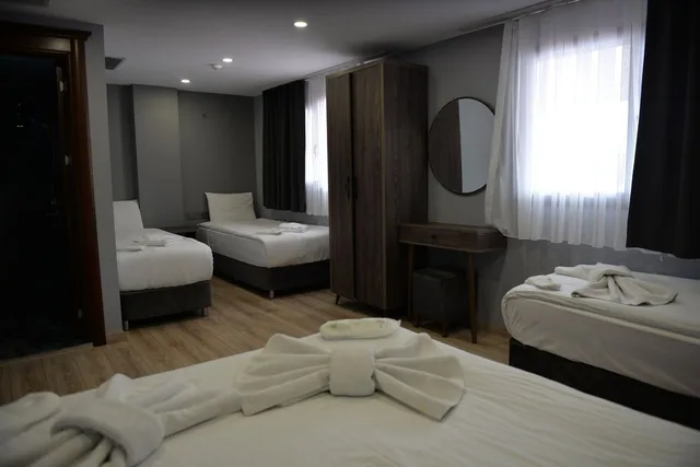 غرفة عائلية بسرير كوين وسريرين منفصلين، Basilissis Hotel 1/4