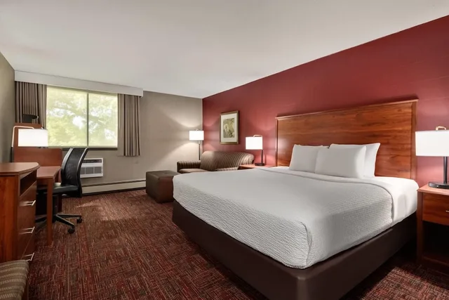 غرفة بسرير كينج مع أريكة، Ramada By Wyndham Grand Forks 2/4