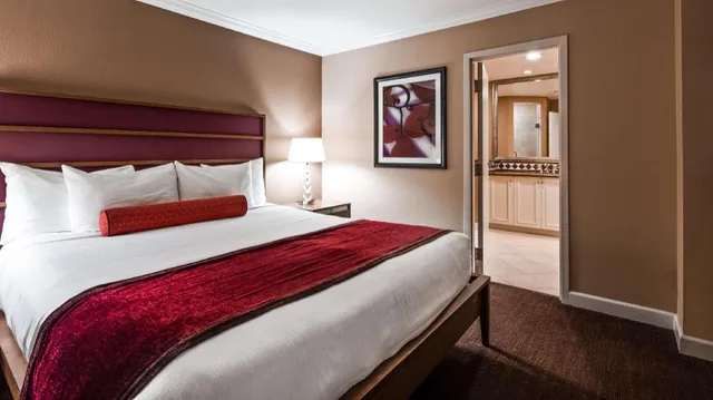 جناح بسرير كينج مع أريكة بحوض جاكوزي، Best Western Plus Casino Royale–Center Strip 1/3
