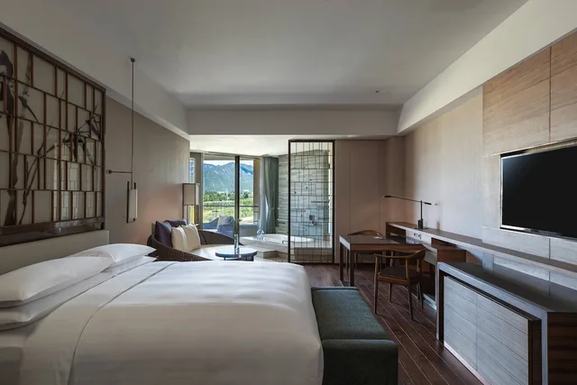 غرفة بريميوم بسرير كينج بإطلالة على الجبل بشرفة، Beijing Marriott Hotel Changping 1/10