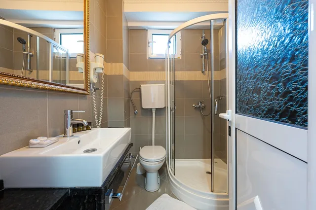 جناح جونيور بسرير كينج، Hotel Adrovic 3/3
