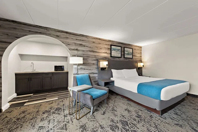 غرفة قياسية بسرير كينج بشرفة، Best Western Parkway Hotel Toronto North 1/10