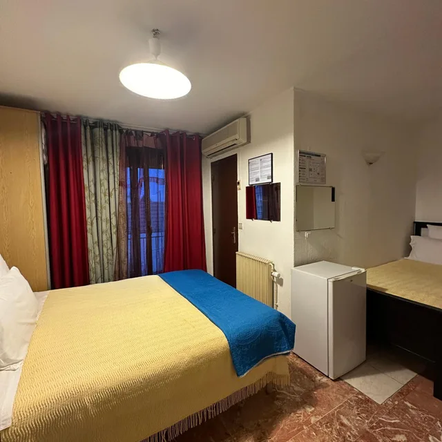 غرفة ثلاثية، Hotel Paris Star 4/10