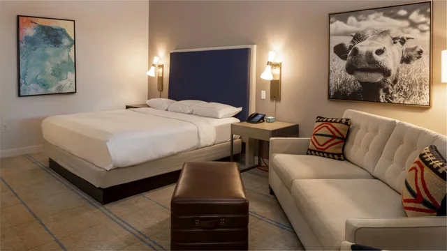 غرفة بريميير بسرير كينج، Hilton Austin Airport 2/6