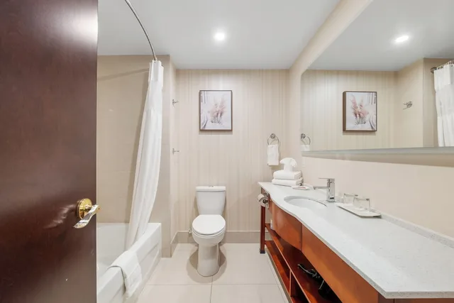 Efficiency, Suite, King Bed, Sofa, Accessible, Hotel Montreal Metropolitan, an Ascend Collection Hotel 3/3