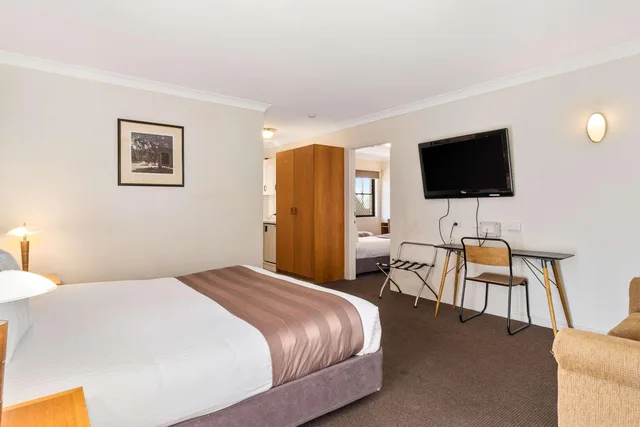 غرفة بسرير كينج وسريرين منفصلين، Quality Inn Dubbo International 2/5