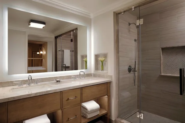 غرفة بسرير كينج بشرفة مع أريكة لذوي الإعاقة، The Ritz Carlton Amelia Island 2/2