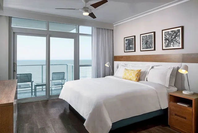 جناح بسرير كينج وسريرين كوين بإطلالة على البحر بغرفتي نوم مع أريكة، Hilton Grand Vacations Club Ocean Enclave Myrtle Beach 1/3