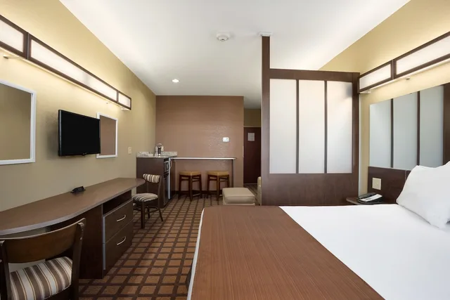 جناح استوديو بسرير كوين بمطبخ صغير لذوي الإعاقة، Microtel Inn Suites By Wyndham Carrollton 2/3