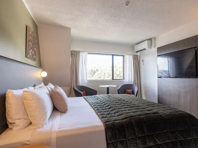 Junior King Suite with Lounge, Rose Park Hotel Auckland 5/10