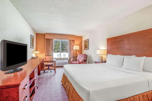 غرفة بسرير مزدوج، La Quinta Inn & Suites by Wyndham Danbury 1/3