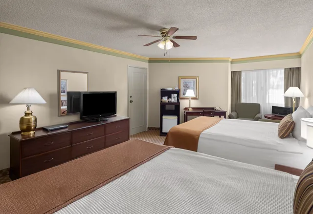 غرفة رباعية بسريرين كوين، Royal Scot Hotel & Suites, Trademark Collection by Wyndham 2/2
