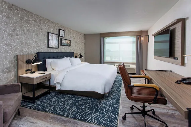 غرفة بسرير كينج مع أريكة لذوي الإعاقة، Four Points by Sheraton Appleton 7/8