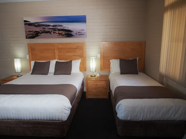 Room, 1 King and 1 Single Beds, Dongara Hotel Motel 6/8