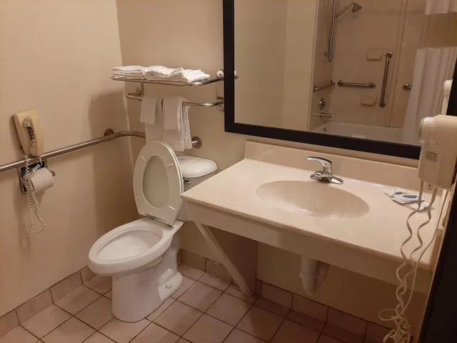 جناح بسرير كينج لذوي الإعاقة، Baymont Inn And Suites Carthage 5/6