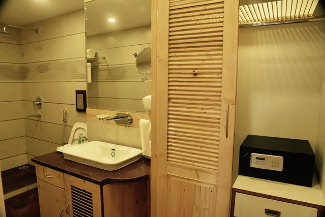 Super, Deluxe, Double Bed, Small Balcony, Bathtub، Willow Banks 8/9