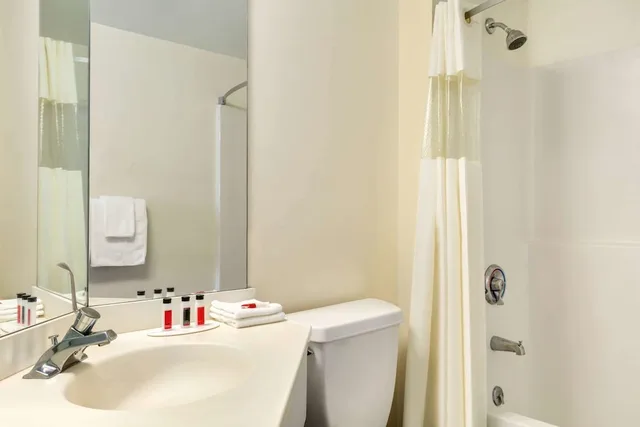 غرفة بسرير كينج لذوي الإعاقة، Travelodge by Wyndham Niagara Falls 6/6