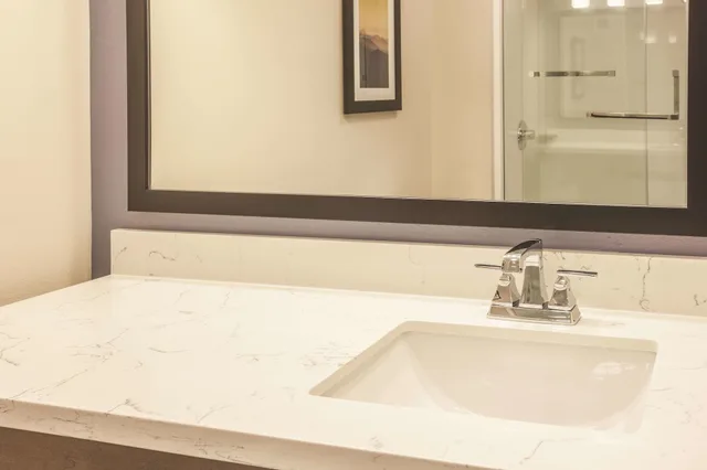 غرفة تنفيذية بسرير كينج، La Quinta Inn Suites By Wyndham Morgan Hill San Jose South 6/6