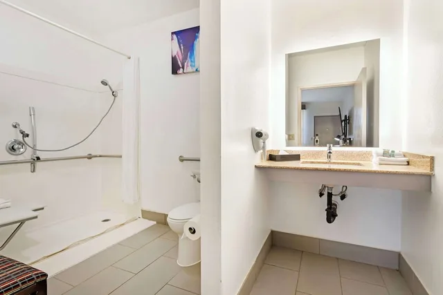 غرفة قياسية بسريرين مزدوجين لذوي الإعاقة، Best Western Marina State Beach 8/9