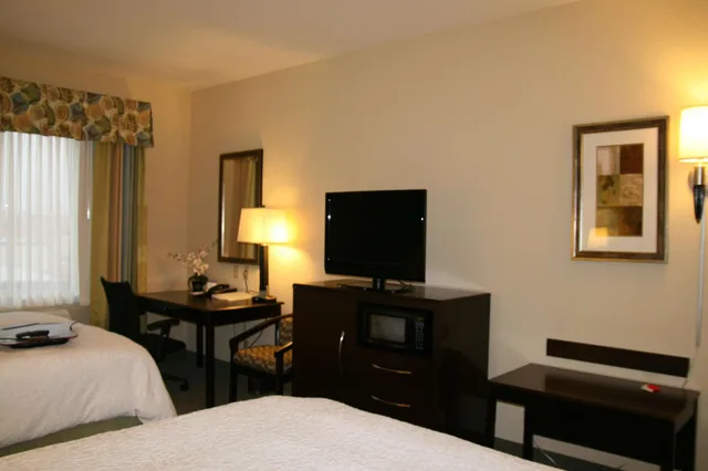 غرفة بسريرين كوين لذوي الإعاقة، Hampton Inn Alpine 1/2