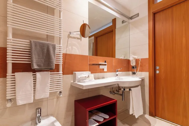 غرفة سوبيريور ثلاثية بسرير مزدوج وسرير فردي بإطلالة على الجبل، Hotel Alaska Cortina 8/8