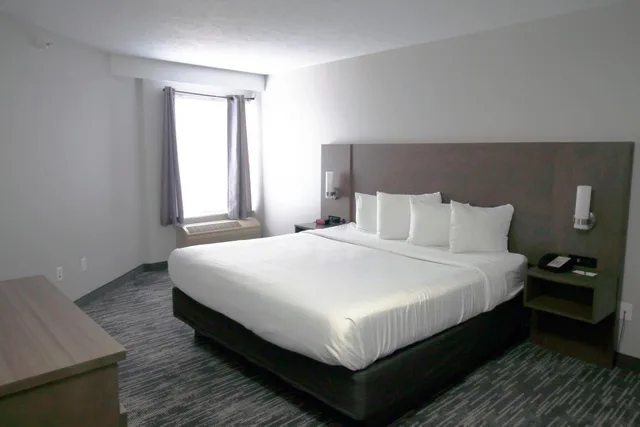جناح بسرير كينج بمنطقة جلوس، Country Inn and Suites by Radisson Council Bluffs IA 2/3