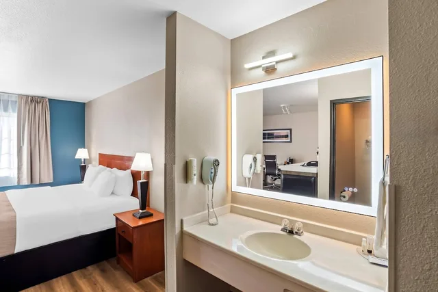 جناح بسرير كينج بحوض جاكوزي، Quality Inn Port Orchard, WA 9/10