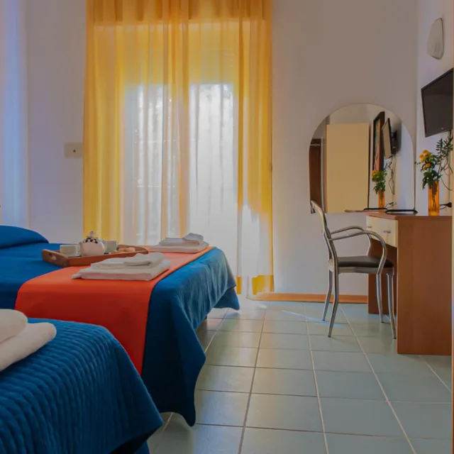 غرفة قياسية ثلاثية بشرفة، Hotel Plaza 9/10