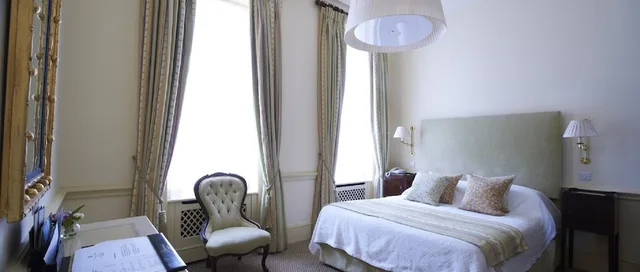 Room, Queen Bed, Durrants Hotel 10/10