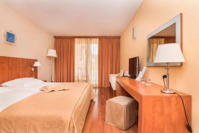 غرفة كلاسيكية ثلاثية بشرفة، Hotel Umag Plava Laguna 1/1